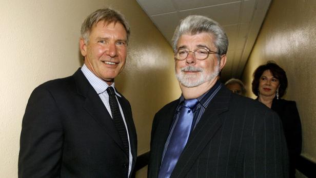 Harrison Ford und George Lucas posieren für ein Foto.