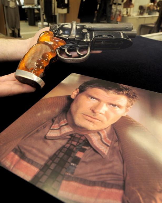 Eine Requisite aus „Blade Runner“: Deckards Blaster und ein Foto von Harrison Ford.
