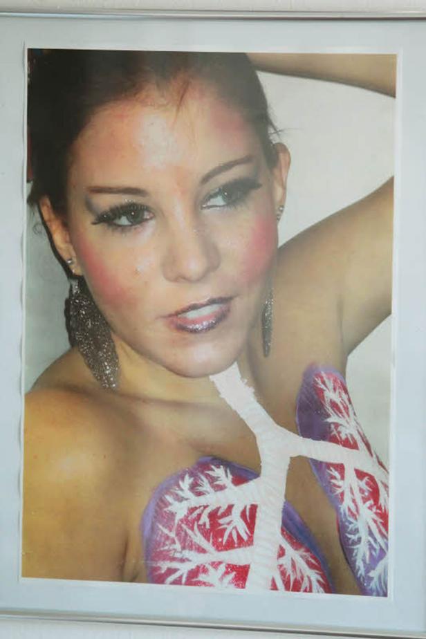 Eine Frau mit aufgemalten Lungen auf ihrer Brust.