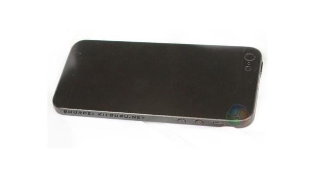 Ein schwarzes Smartphone liegt auf einer weißen Oberfläche.