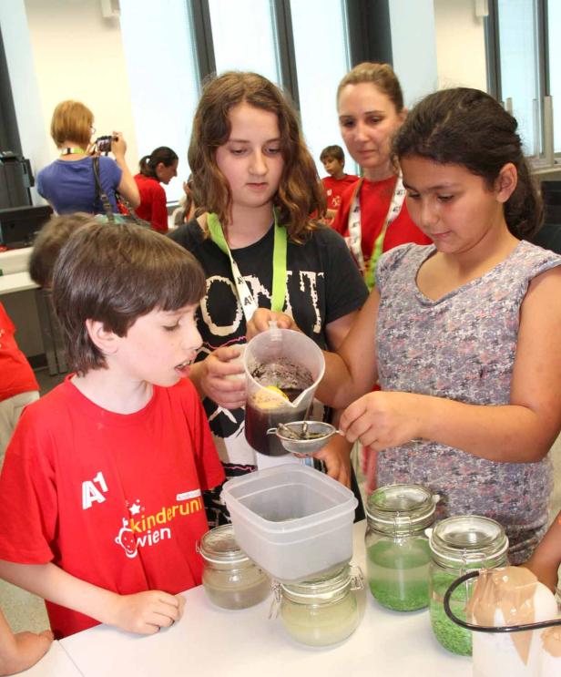 Kinder experimentieren mit Flüssigkeiten und Gläsern in einem Labor.