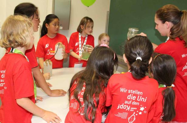 Eine Gruppe Kinder nimmt an einem wissenschaftlichen Experiment teil.