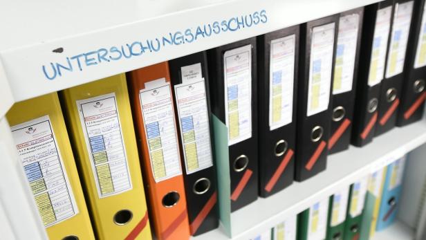 Ein Regal gefüllt mit Aktenordnern, beschriftet mit „Untersuchungsausschuss“.