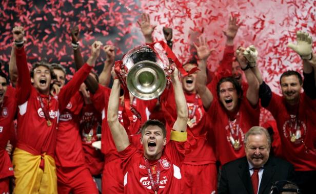 Steven Gerrard und andere Liverpool-Spieler feiern mit dem Europapokal in einem Konfettiregen.