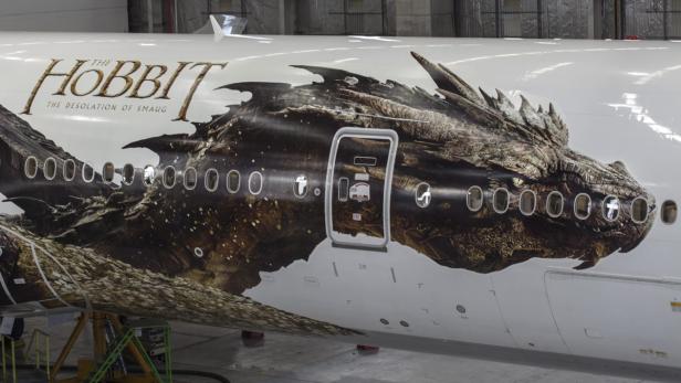Ein Flugzeug ist mit einem Bild von Smaug aus „Der Hobbit: Smaugs Einöde“ bemalt.
