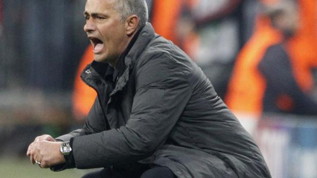 José Mourinho gestikuliert während eines Fußballspiels.