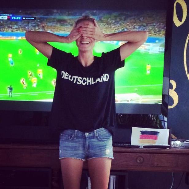 Eine Frau mit einem „Deutschland“-T-Shirt hält sich beim Fußballspiel die Augen zu.