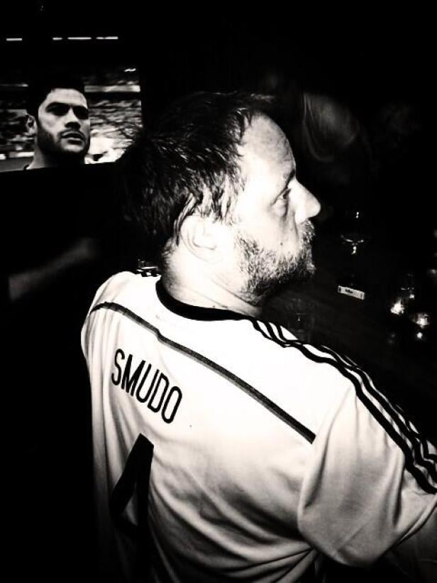 Ein Mann mit einem Trikot mit der Aufschrift „Smudo“ und der Nummer 4 im Dunkeln.