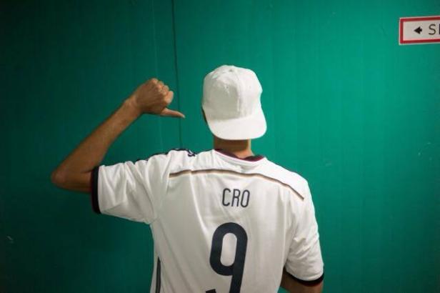 Ein Mann mit Cap und Trikot mit der Aufschrift „CRO“ und der Nummer 9 macht eine Geste.