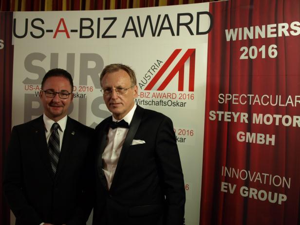 Steyr PR-Chef Brandl mit Konsul Thaler (re.)