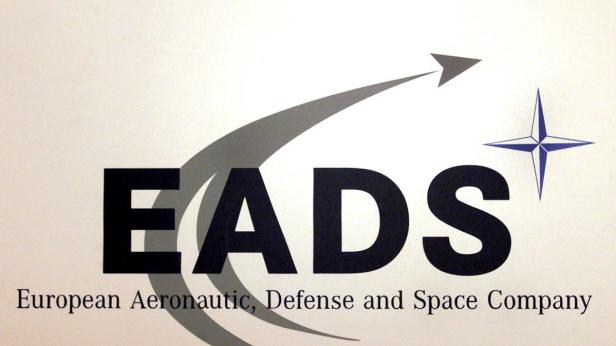 Das Logo der European Aeronautic, Defence and Space Company (EADS) mit stilisierter Flugzeugspur.