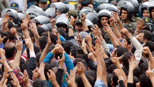 IRAN SAUDI ARABIA DEMO Ausschreitungen vor Saudi-Botschaft im Iran