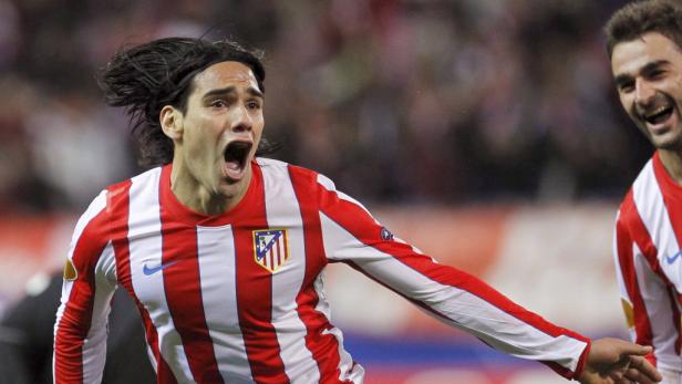Radamel Falcao jubelt in einem rot-weiß gestreiften Trikot.