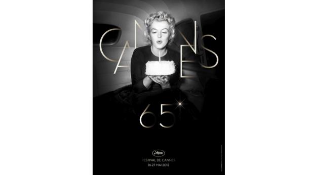 Marilyn Monroe pustet eine Kerze auf einer Torte aus, im Hintergrund der Schriftzug „Cannes 65“.