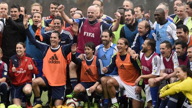 FIFA-Boss Infantino: Spaß-Kick zum Dienstantritt