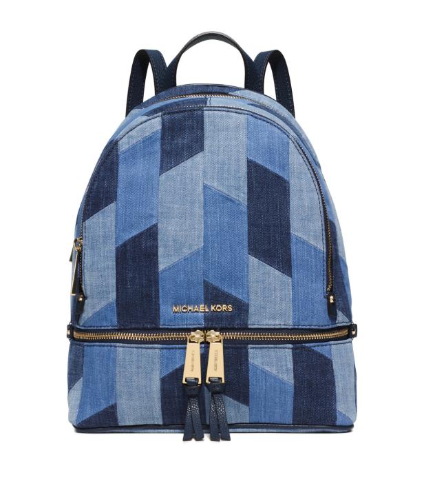 Ein blauer Michael Kors Rucksack mit geometrischem Muster.