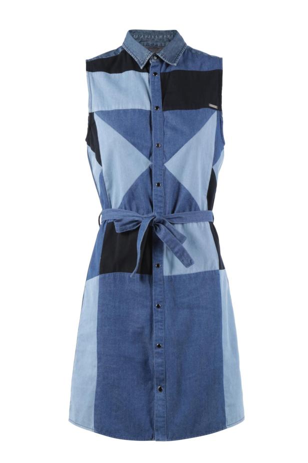 Ein ärmelloses Jeanskleid mit Gürtel und geometrischen Mustern.