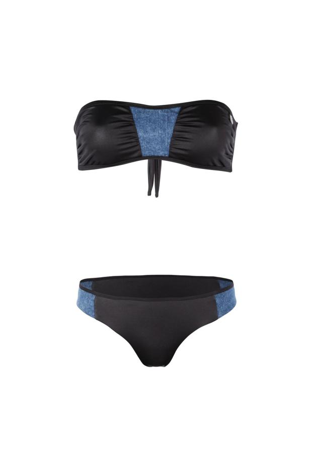 Ein schwarzer Bikini mit Denim-Einsätzen, bestehend aus einem Bandeau-Top und einer Hose.