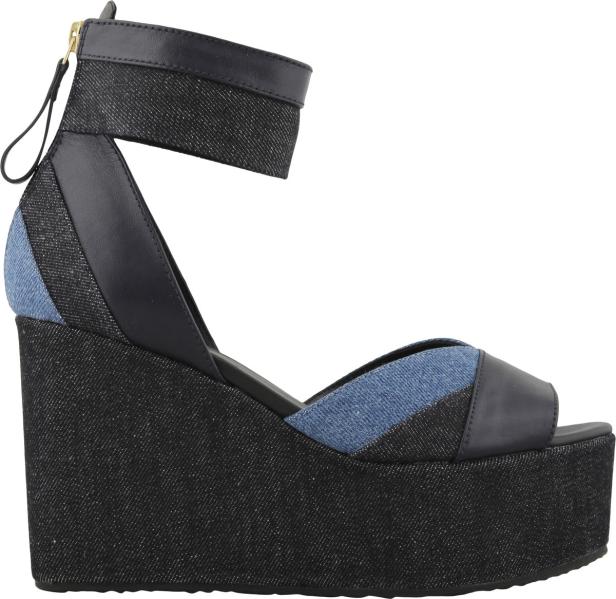 Ein hochhackiger Keilabsatz-Sandalenschuh mit Knöchelriemen aus Denim und Leder.