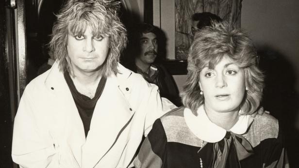 Ozzy Osbourne und seine Frau Sharon posieren für ein Schwarzweißfoto.