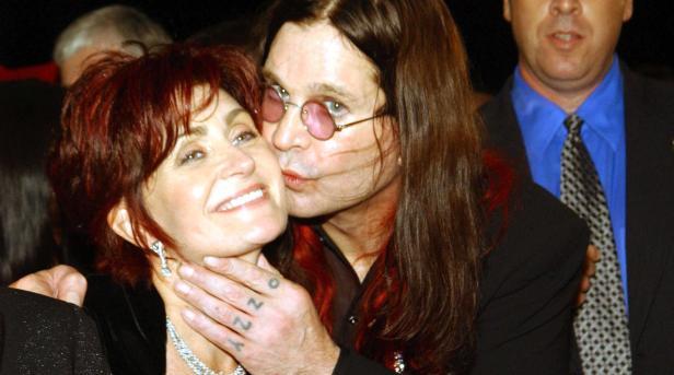 Ozzy Osbourne umarmt Sharon Osbourne auf einer Veranstaltung.