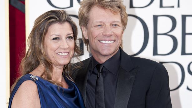 Jon Bon Jovi mit seiner Frau auf dem roten Teppich.