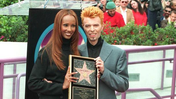 Iman und David Bowie posieren mit Bowies Stern auf dem Hollywood Walk of Fame.