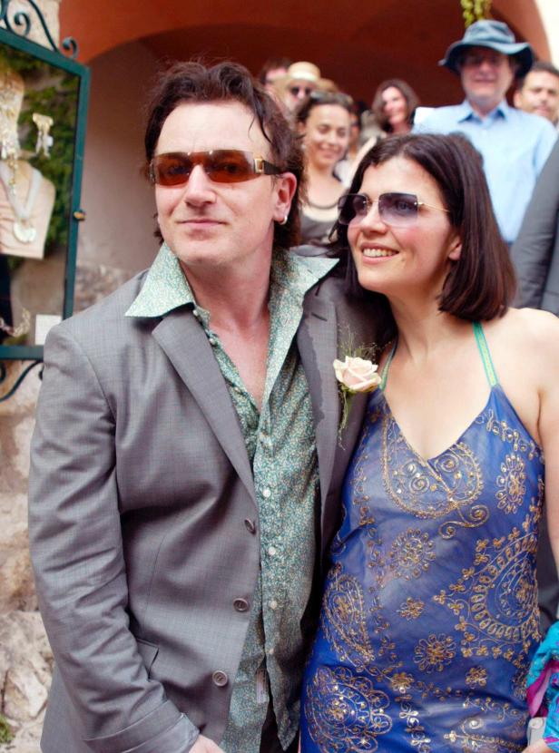 Bono und seine Frau Ali Hewson posieren für ein Foto bei einer Veranstaltung.