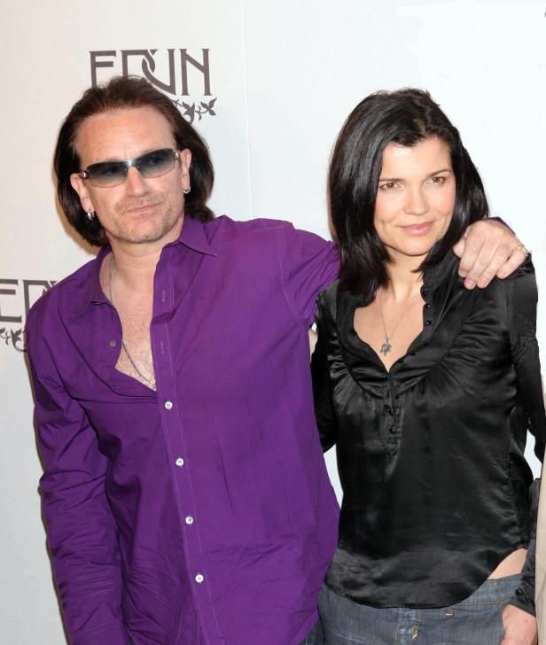 Bono posiert mit einer Frau auf einem Foto.
