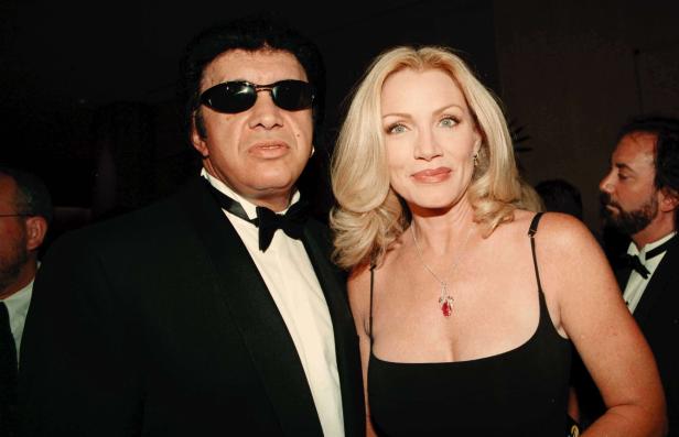 Ricardo Montalban und eine Frau posieren auf einer Veranstaltung.