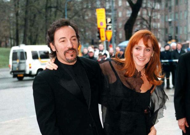 Bruce Springsteen und Patti Scialfa posieren auf einer Straße für ein Foto.