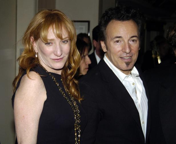 Patti Scialfa und Bruce Springsteen posieren zusammen.
