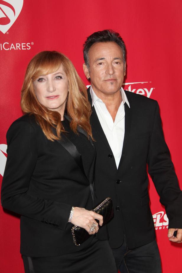 Bruce Springsteen und Patti Scialfa posieren auf einem roten Teppich.