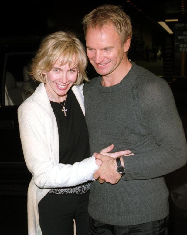 Sting und seine Frau Trudie Styler halten Händchen.