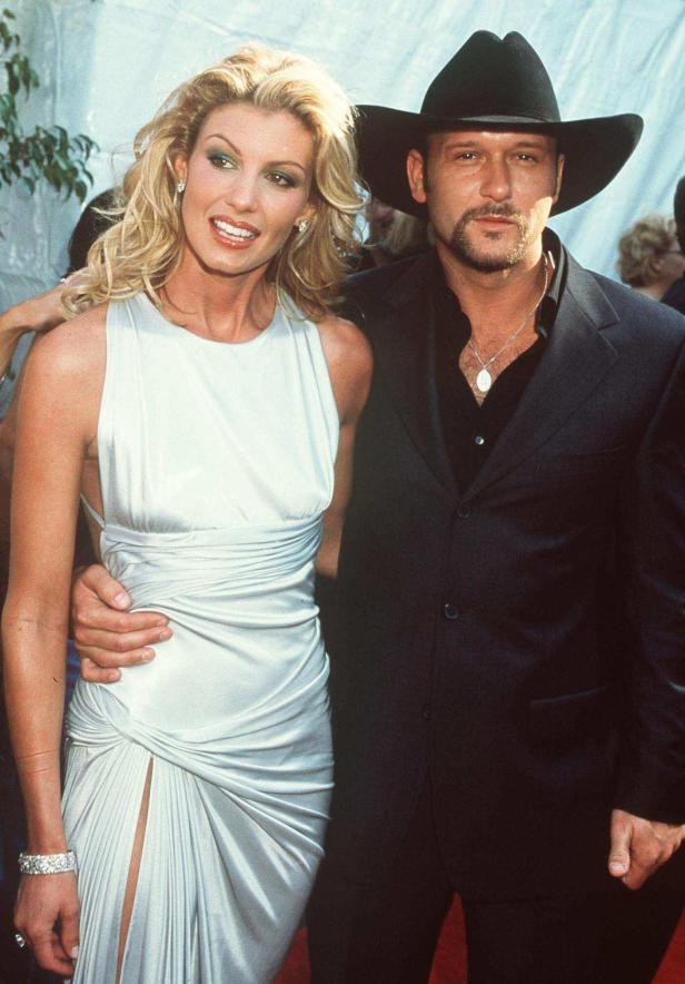 Faith Hill und Tim McGraw posieren zusammen auf dem roten Teppich.