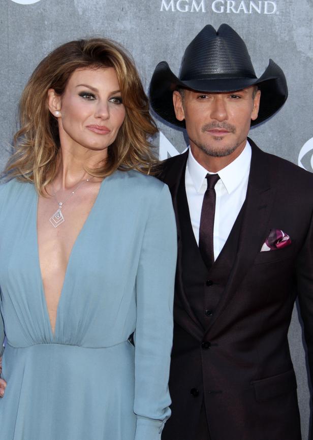 Faith Hill und Tim McGraw posieren zusammen auf dem roten Teppich.