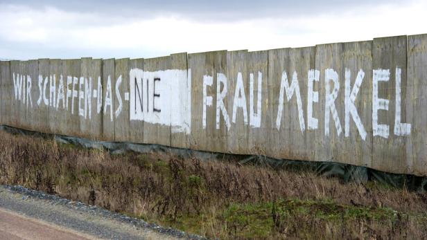 Die Unsicherheit wird sichtbarer: Hier auf einem Bauzaun auf der Insel Rügen – dem Wahlkreis Merkels