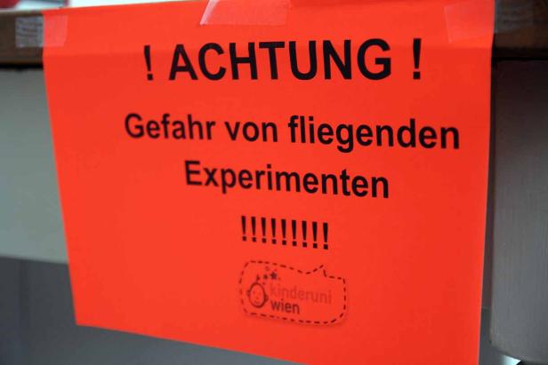 Ein rotes Warnschild warnt vor der Gefahr von fliegenden Experimenten.