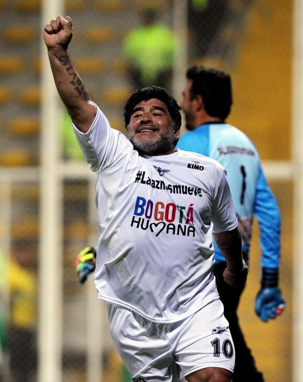 Maradona trifft, schlägt um sich und tritt ab