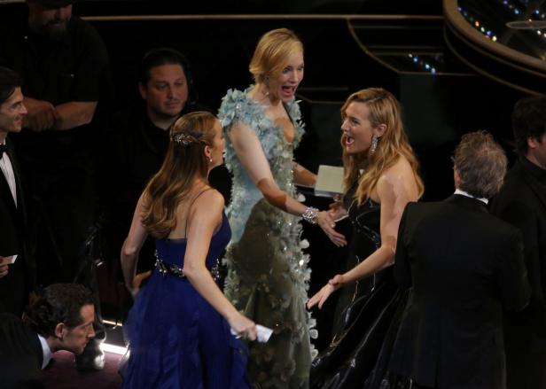 Nominee Larson is greeted by actress Winslet and f Winslet: Dieses Foto sorgt für Baby-Spekulationen