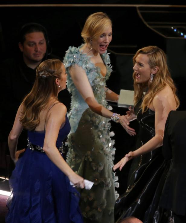 Nominee Larson is greeted by actress Winslet and f Winslet: Dieses Foto sorgt für Baby-Spekulationen