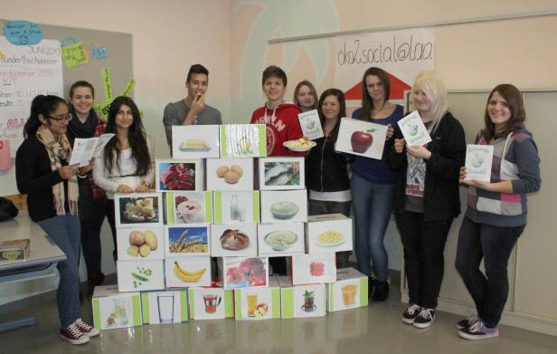 Eine Gruppe von Schülern präsentiert ein Projekt über gesunde Ernährung und Klimaschutz.