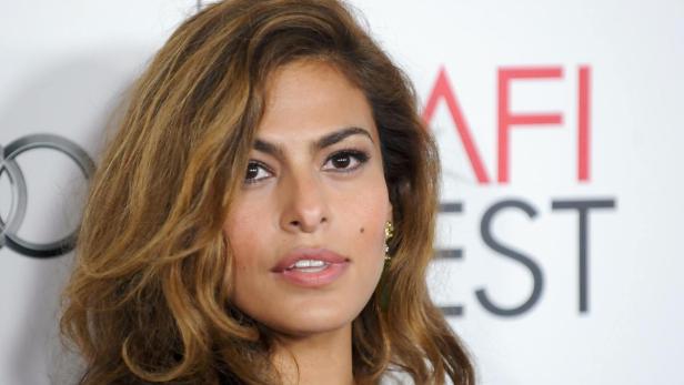Porträt von Eva Mendes vor dem Hintergrund des AFI Fest Logos.