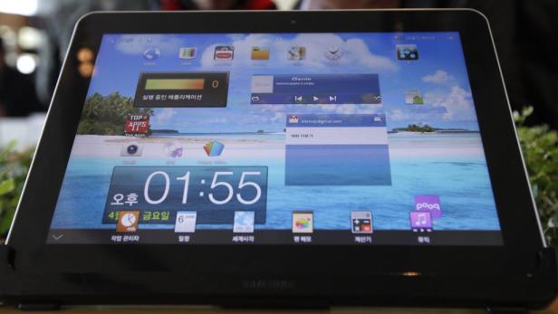 Ein Tablet-Computer zeigt einen Startbildschirm mit verschiedenen Apps und Widgets.