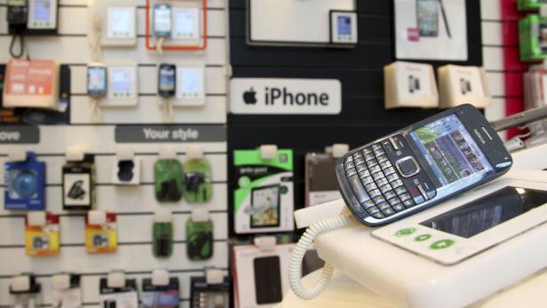 Ein Nokia-Handy liegt in einem Geschäft auf einem Display neben anderem Zubehör.