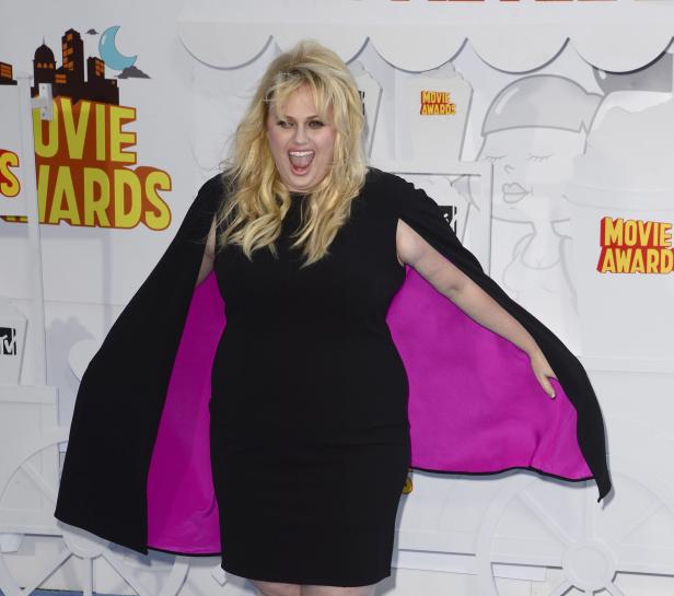 Rebel Wilson posiert auf dem roten Teppich der MTV Movie Awards.