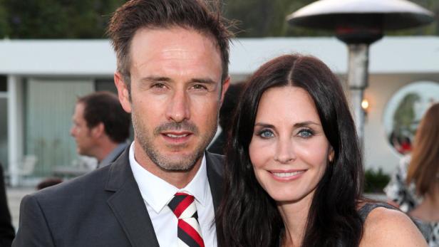 David Arquette und Courteney Cox posieren für ein Foto.
