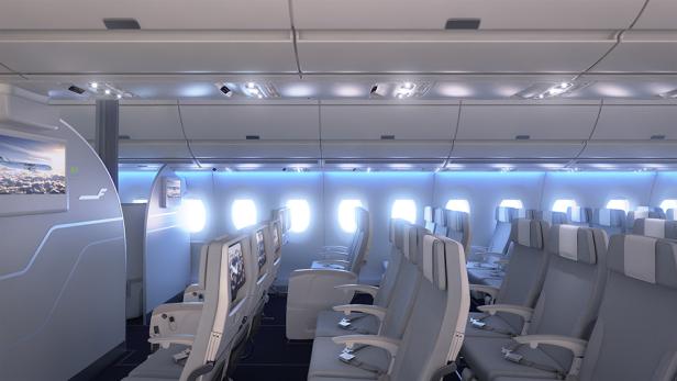 Innenansicht einer Flugzeugkabine mit grauen Sitzen und blauer Beleuchtung.