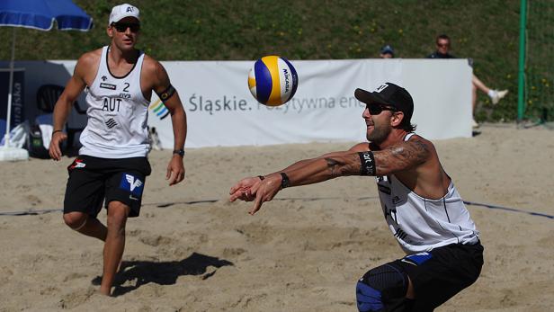 Clemens Doppler (re.) und Alexander Horst bewiesen in Polen, dass sie mit den Besten mithalten können. Zwei Beachvolleyballspieler bei einem Spiel im Sand.