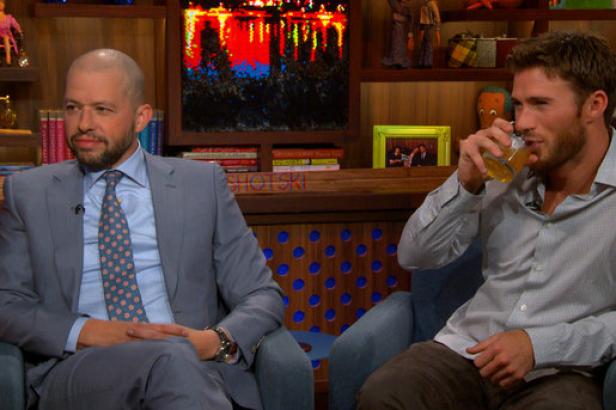 Jon Cryer und Scott Eastwood sitzen in Sesseln während einer Fernsehsendung.